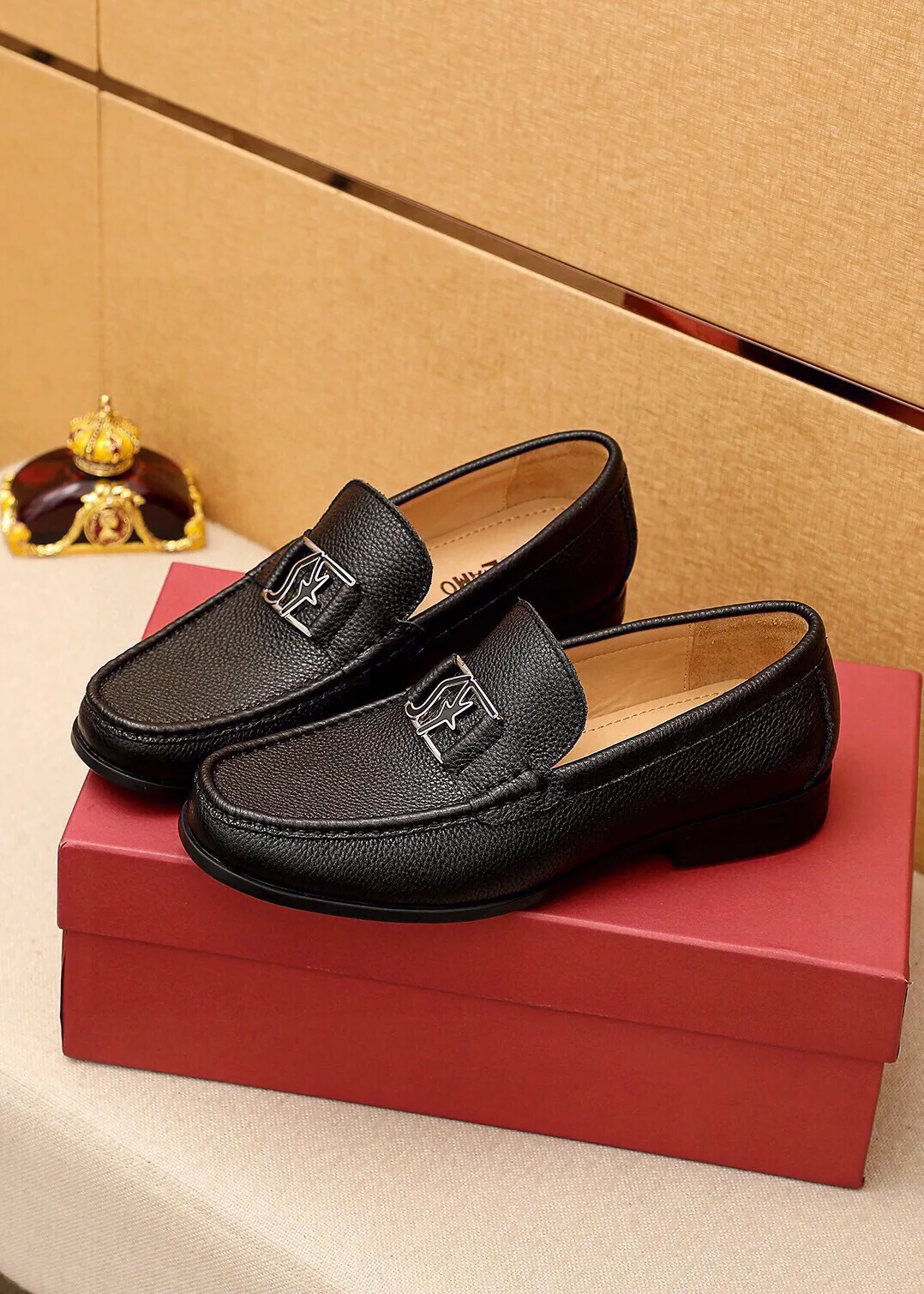 Men's shoes 💰480 💐 Product trademark: Ferragamo "Ferragamo" casual leather shoes Regular size: 38-44 (45🉑️customized) Product materials: Selected imported first-layer pebbled cowhide leather upper + luxury hardware buckle, imported water-dyed cowhide leather lining. Strong three-dimensional visual effect, original outsole color: 3⃣️seed leather materials available